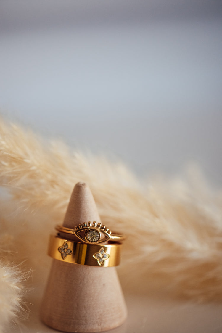 Seluna Gold Ring Band Floral Design Non-Tarnish Hypoallergenic