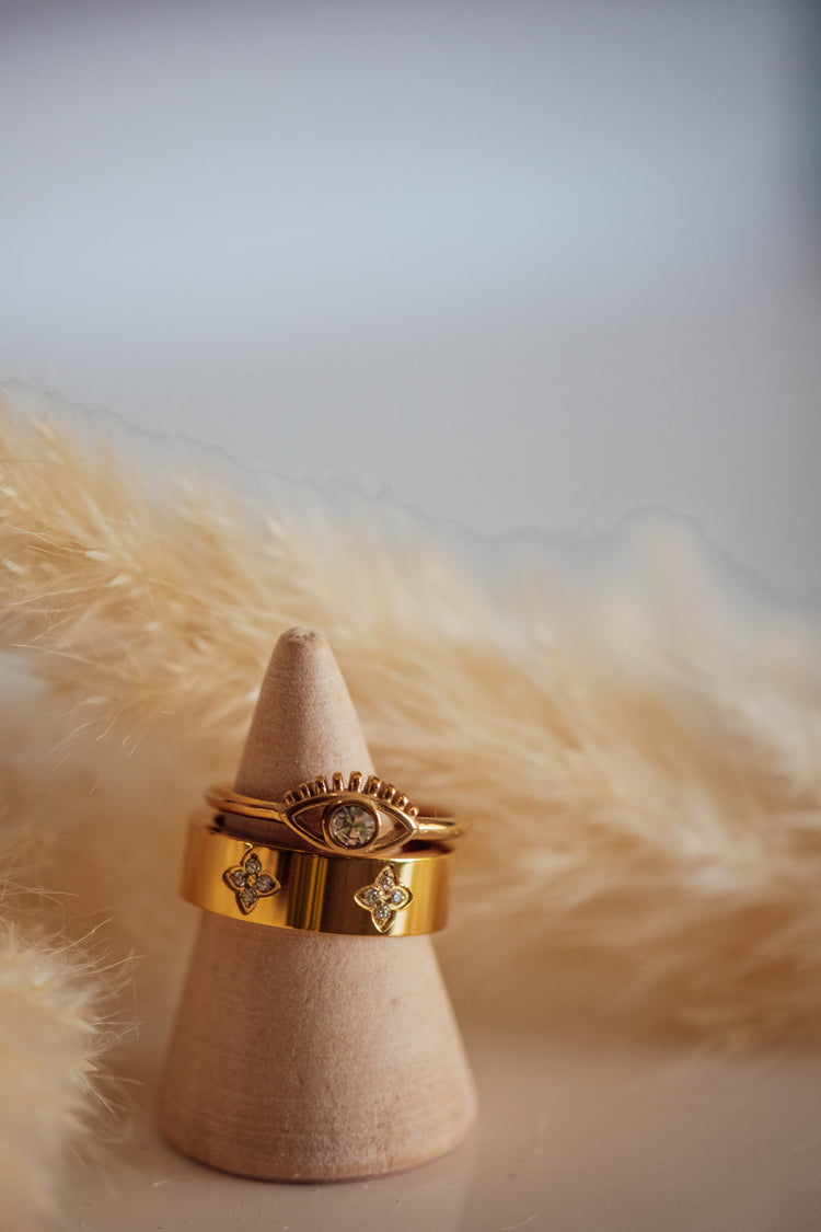 Seluna Gold Ring Band Floral Design Non-Tarnish Hypoallergenic