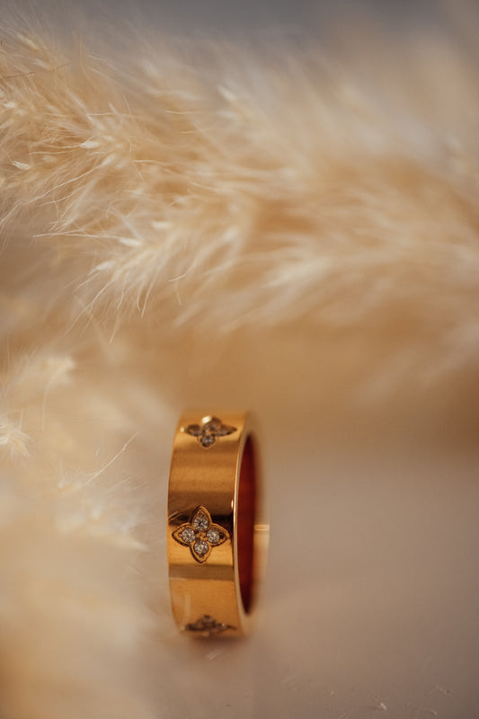 Seluna Gold Ring Band Floral Design Non-Tarnish Hypoallergenic