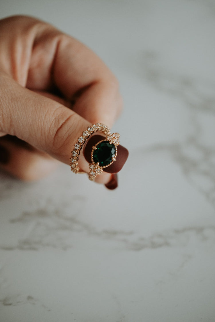 Lauv Oval Emerald Stone in Gold Setting Ring Set