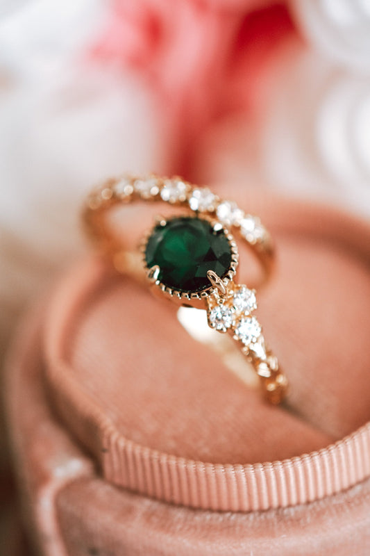 Lauv Oval Emerald Stone in Gold Setting Ring Set