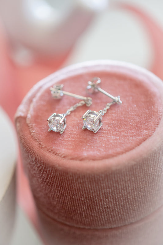 Drei Dainty Stud Dangle Earrings
